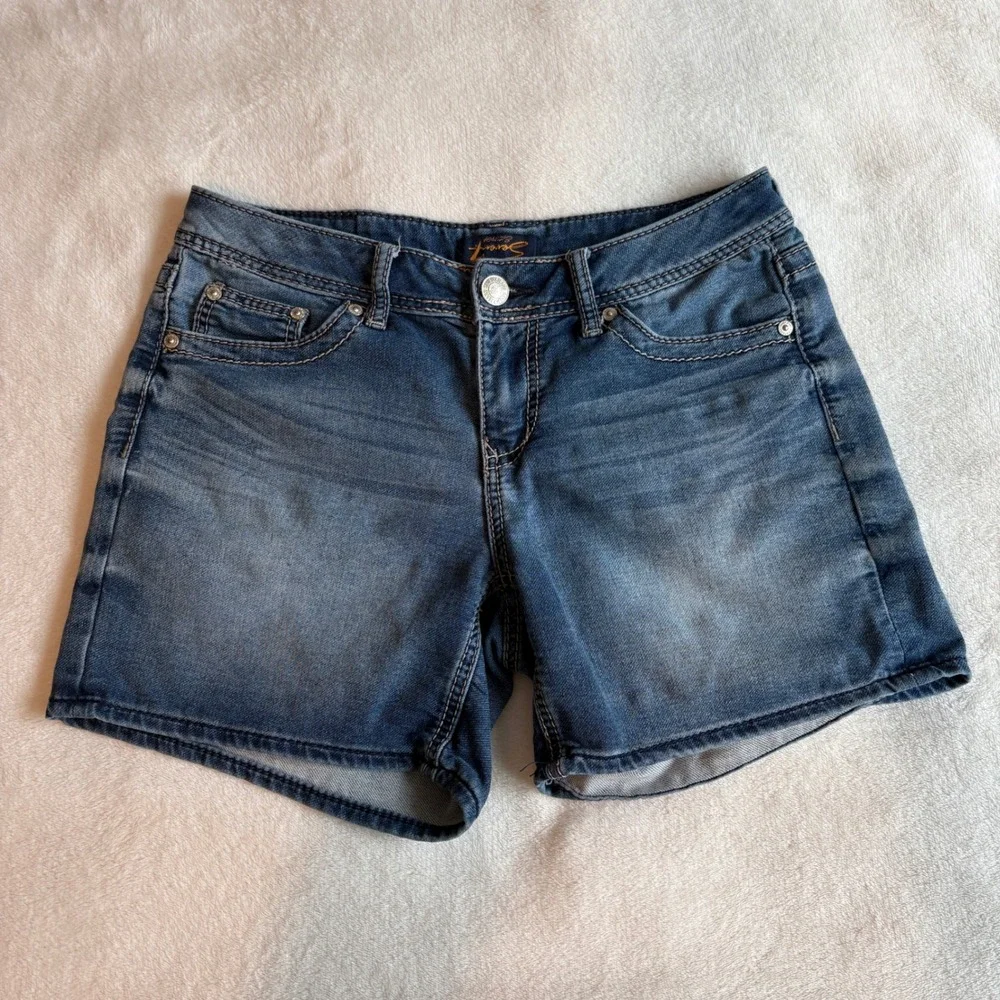 Seven7 Womens Denim Shorts Medium Wash Embroidered‎ Pockets Size 6 Mid Rise Boho